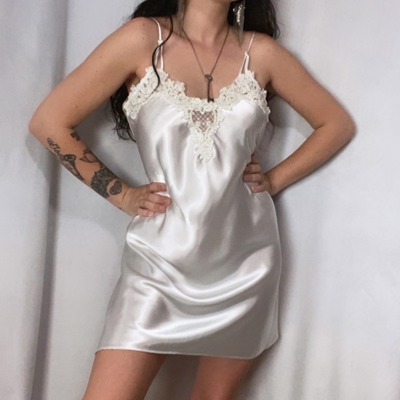 1990s WHITE SATIN LACE BRIDAL STYLE LINGERIE SLIP